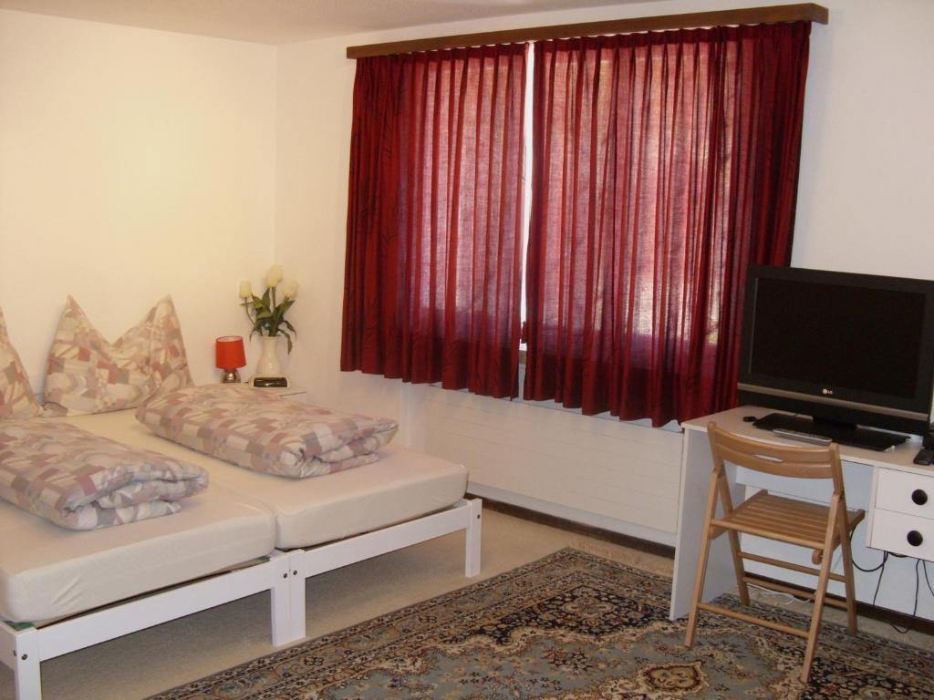 Hotel Pez Ault Disentis Quarto foto